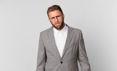 Genç yakışıklı adam şaşkın ve şaşkın hissediyor. iş kavramı