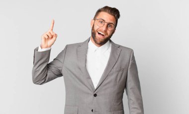 Genç yakışıklı bir adam bir fikri fark ettikten sonra mutlu ve heyecanlı bir dahi gibi hissediyor. iş kavramı