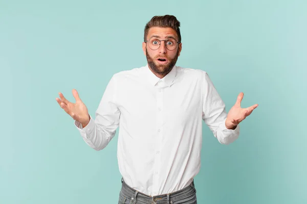 Junger Gutaussehender Mann Erstaunt Schockiert Und Überrascht Mit Einer Unglaublichen — Stockfoto