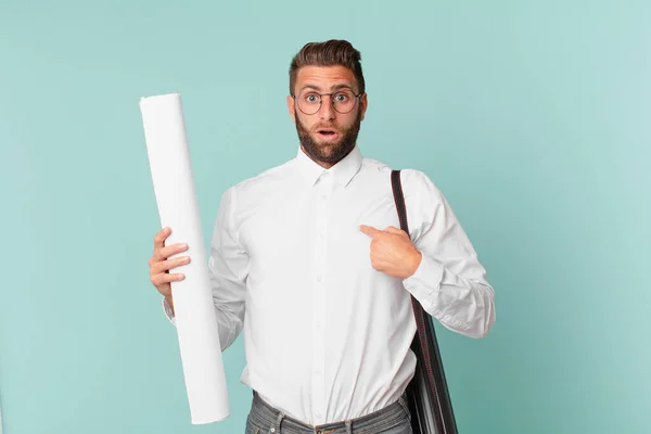 Jonge Knappe Man Voelt Zich Gelukkig Wijst Naar Zichzelf Met — Stockfoto