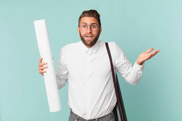 Jonge Knappe Man Die Zich Gelukkig Verbaasd Voelt Iets Ongelooflijks — Stockfoto