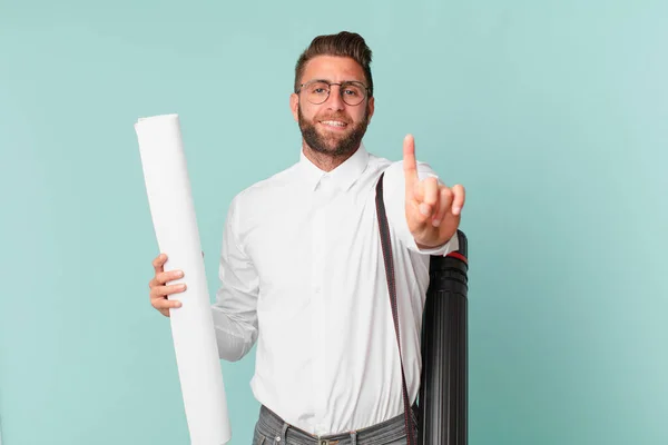 Ung Stilig Man Ler Stolt Och Tryggt Gör Nummer Ett — Stockfoto