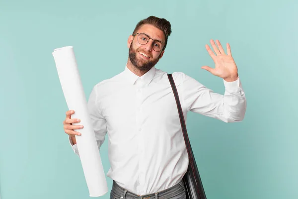 Jovem Bonito Homem Sorrindo Feliz Acenando Mão Acolhendo Cumprimentando Você — Fotografia de Stock