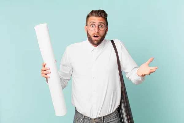 Joven Hombre Guapo Sentirse Extremadamente Sorprendido Sorprendido Concepto Arquitecto — Foto de Stock