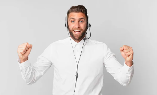 Joven Hombre Guapo Sentirse Sorprendido Riendo Celebrando Éxito Concepto Telemarketing —  Fotos de Stock