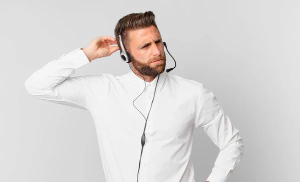 Joven Hombre Guapo Sintiéndose Desconcertado Confundido Rascándose Cabeza Concepto Telemarketing —  Fotos de Stock