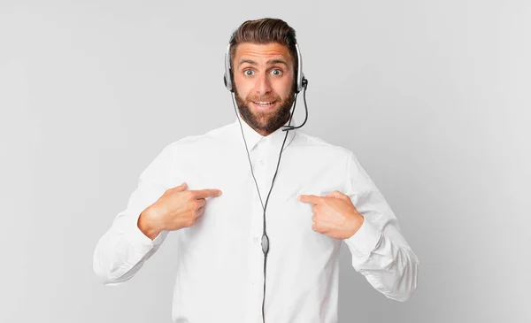 Jonge Knappe Man Voelt Zich Gelukkig Wijst Naar Zichzelf Met — Stockfoto