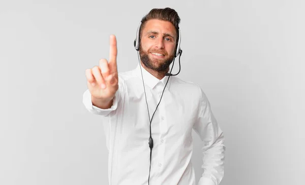 Ung Stilig Man Ler Stolt Och Tryggt Gör Nummer Ett — Stockfoto