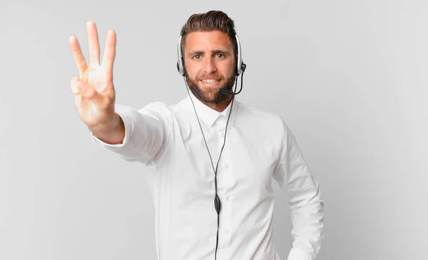 Jonge Knappe Man Glimlachend Vriendelijk Toont Nummer Drie Telemarketing Concept — Stockfoto