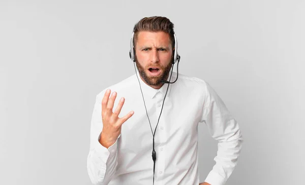 Jovem Bonito Homem Olhando Com Raiva Irritado Frustrado Conceito Telemarketing — Fotografia de Stock