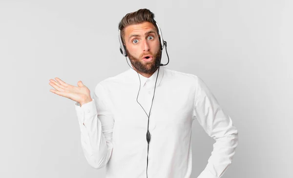 Joven Hombre Guapo Mirando Sorprendido Sorprendido Con Mandíbula Caída Sosteniendo —  Fotos de Stock