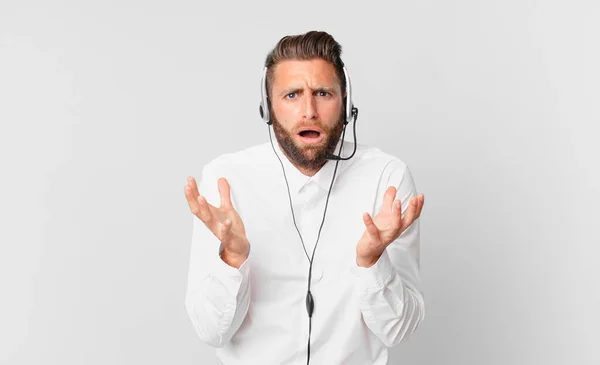 Joven Hombre Guapo Buscando Desesperado Frustrado Estresado Concepto Telemarketing —  Fotos de Stock