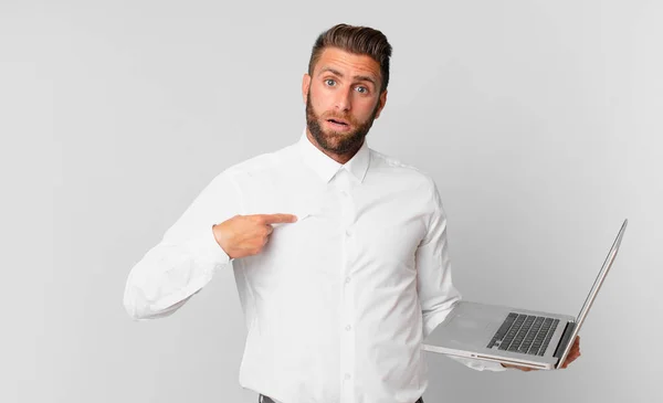 Young Handsome Man Looking Shocked Surprised Mouth Wide Open Pointing — Φωτογραφία Αρχείου