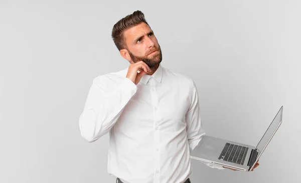 Ung Stilig Man Tänker Känner Sig Tveksam Och Förvirrad Och — Stockfoto