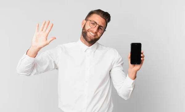 Jovem Bonito Homem Sorrindo Feliz Acenando Mão Acolhendo Cumprimentando Você — Fotografia de Stock