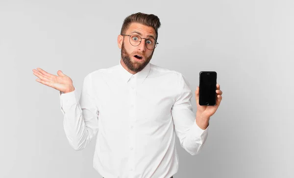 Ung Stilig Man Ser Förvånad Och Chockad Med Käken Tappade — Stockfoto