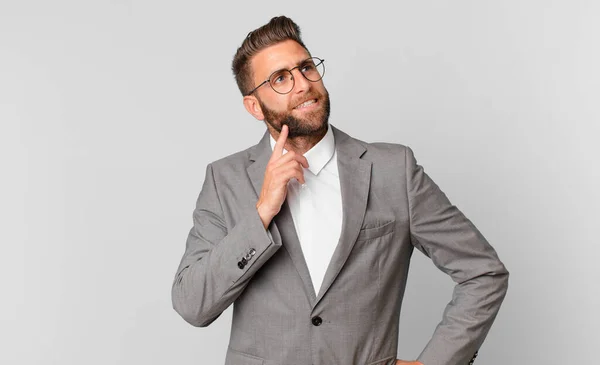 Jovem Homem Bonito Sorrindo Feliz Sonhando Acordado Duvidando Conceito Negócio — Fotografia de Stock