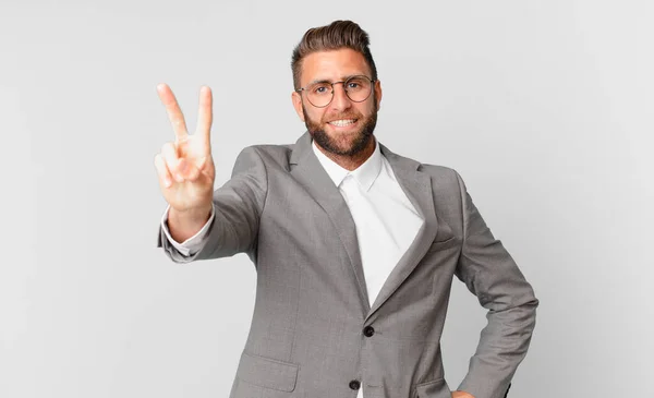 Joven Hombre Guapo Sonriendo Mirando Feliz Haciendo Gestos Victoria Paz — Foto de Stock