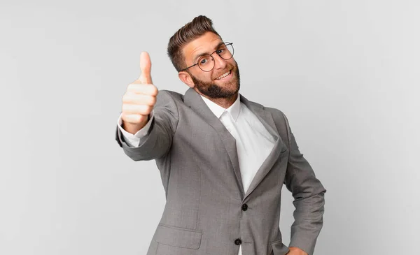 Jovem Homem Bonito Sentindo Orgulhoso Sorrindo Positivamente Com Polegares Para — Fotografia de Stock