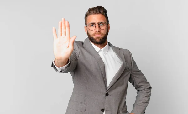 Ung Stilig Man Ser Allvarlig Visar Öppen Handflata Gör Stopp — Stockfoto