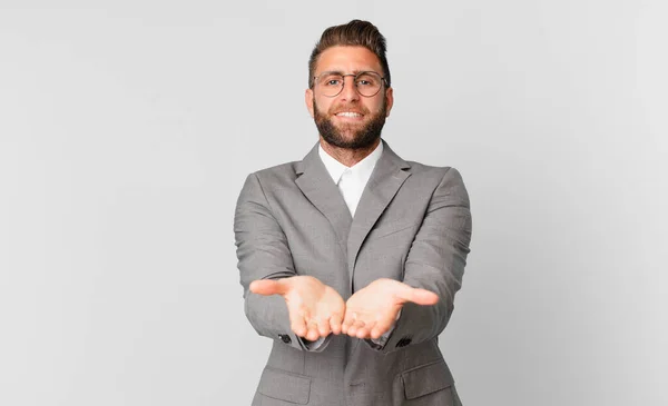 Joven Hombre Guapo Sonriendo Felizmente Con Amable Ofreciendo Mostrando Concepto — Foto de Stock