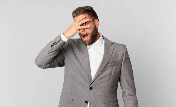 Jonge Knappe Man Geschokt Bang Doodsbang Gezicht Bedekkend Met Hand — Stockfoto