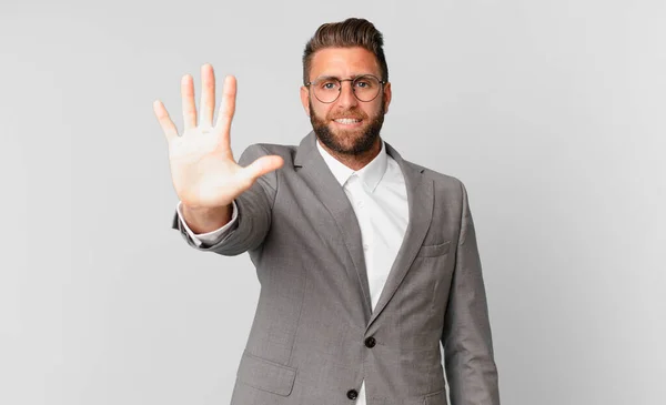 Junger Gutaussehender Mann Der Freundlich Lächelt Und Nummer Fünf Zeigt — Stockfoto