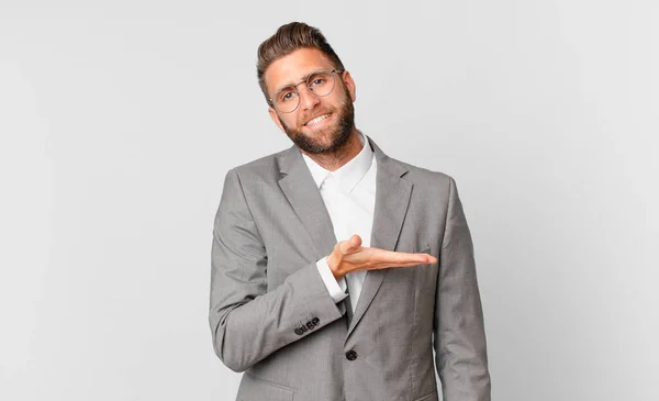 Jovem Bonito Homem Sorrindo Alegremente Sentindo Feliz Mostrando Conceito Conceito — Fotografia de Stock