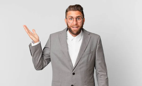 Jovem Homem Bonito Sentindo Feliz Surpreso Perceber Uma Solução Ideia — Fotografia de Stock