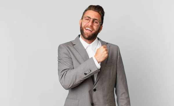 Joven Guapo Hombre Sintiéndose Feliz Frente Desafío Celebración Concepto Negocio — Foto de Stock