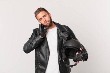 Genç yakışıklı bir adam bıkkın, hayal kırıklığına uğramış ve yorucu bir geceden sonra uykulu hissediyor. Motosiklet kaskı konsepti