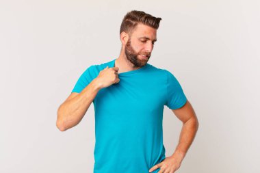 Genç ve yakışıklı adam stresli, endişeli, yorgun ve hayal kırıklığına uğramış hissediyor. fitness konsepti