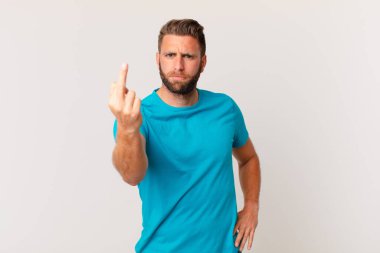 Genç ve yakışıklı bir adam sinirli, sinirli, asi ve agresif hissediyor. fitness konsepti