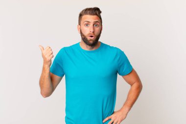 İnanamadığı için şaşırmış genç ve yakışıklı bir adam. fitness konsepti