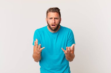 Genç yakışıklı adam umutsuz, sinirli ve stresli görünüyor. fitness konsepti