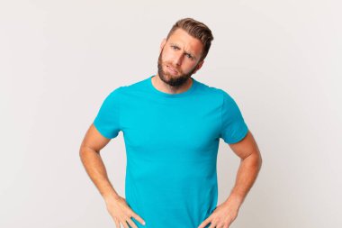 Genç yakışıklı adam şaşkın ve şaşkın hissediyor. fitness konsepti