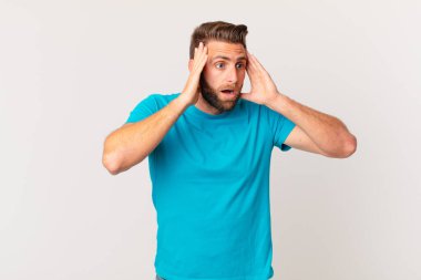 Genç yakışıklı adam mutlu, heyecanlı ve şaşırmış hissediyor. fitness konsepti