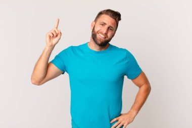 Genç yakışıklı bir adam bir fikri fark ettikten sonra mutlu ve heyecanlı bir dahi gibi hissediyor. fitness konsepti