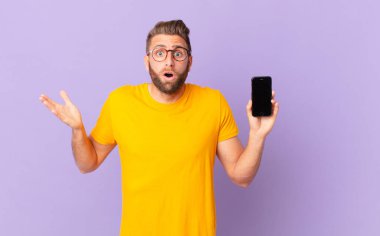 Genç yakışıklı adam, inanılmaz bir sürprizle şaşkına dönmüş ve hayrete düşmüştü. hücre kavramı