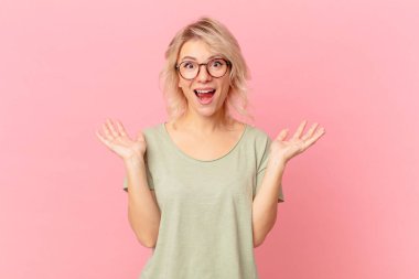 Genç ve güzel bir kadın inanılmaz bir şey karşısında mutlu ve şaşkın hissediyor.