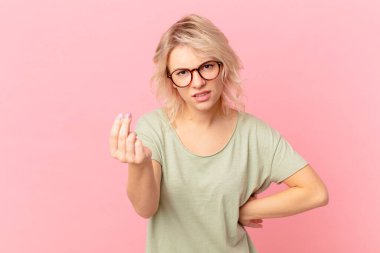 Genç ve güzel bir kadın kapiş ya da para hareketi yapıyor, sana ödemeni söylüyor.