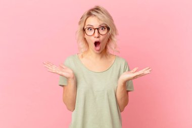 Genç ve güzel bir kadın inanılmaz bir sürprizle şaşkına dönmüş ve hayrete düşmüştü.