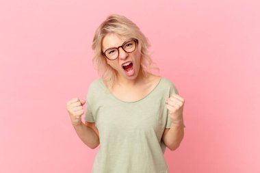 Genç ve güzel bir kadın sinirli bir ifadeyle bağırıyor.