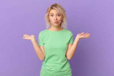 Genç güzel kadın şaşkın, şaşkın ve şüpheci hissediyor.