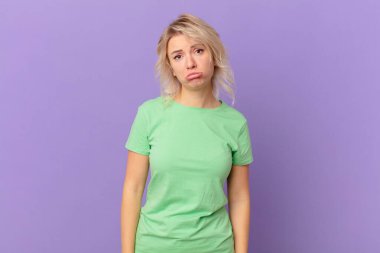 Genç ve güzel bir kadın üzgün ve sızlanıyor. Mutsuz bir bakışla ve ağlamayla.