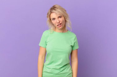 Genç güzel kadın şaşkın ve şaşkın hissediyor.