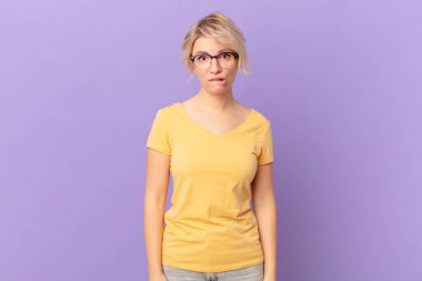 Genç, güzel bir kadın kafası karışmış ve şaşkın görünüyor.