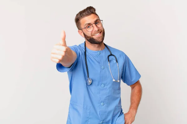 Giovane Uomo Bello Sentirsi Orgoglioso Sorridendo Positivamente Con Pollici Concetto — Foto Stock