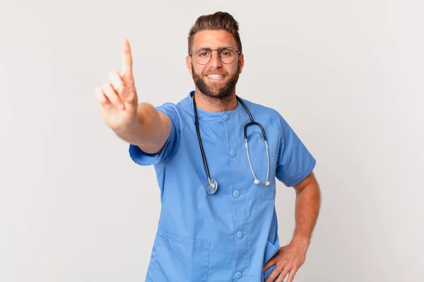 Jovem Bonito Homem Sorrindo Olhando Amigável Mostrando Número Conceito Enfermeiro — Fotografia de Stock