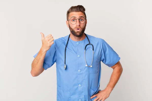 Junger Gutaussehender Mann Der Ungläubig Erstaunt Schaut Pflegekonzept — Stockfoto